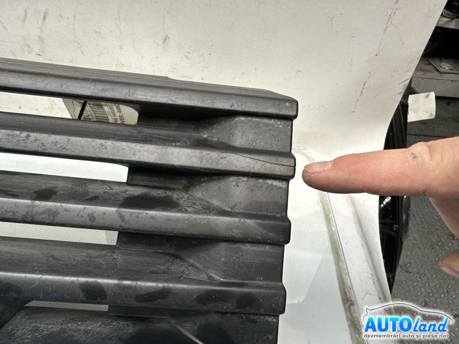 Grila Intre Faruri LAND ROVER RANGE ROVER III (LM) 2002-2025 Cod 5332ML0G