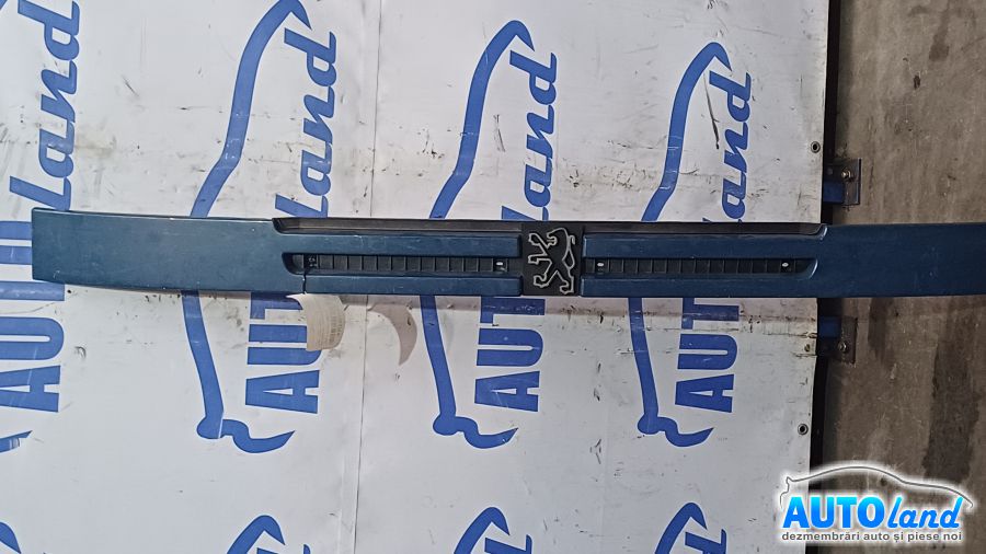 Grila Intre Faruri PEUGEOT BOXER bus (230P) 1994-2002 Cod 1304863080