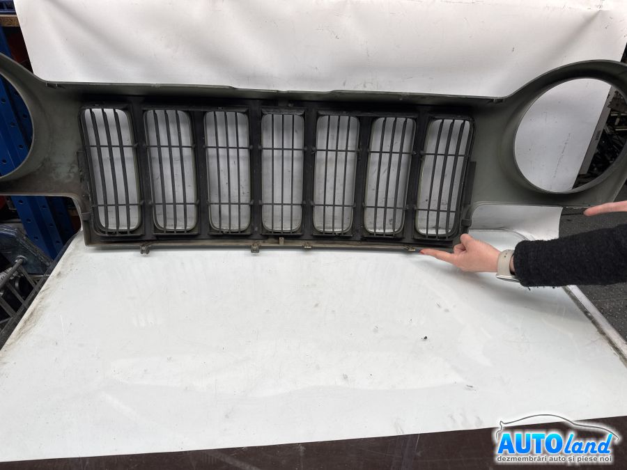 Grila Intre Faruri JEEP CHEROKEE (KJ) 2001-2025