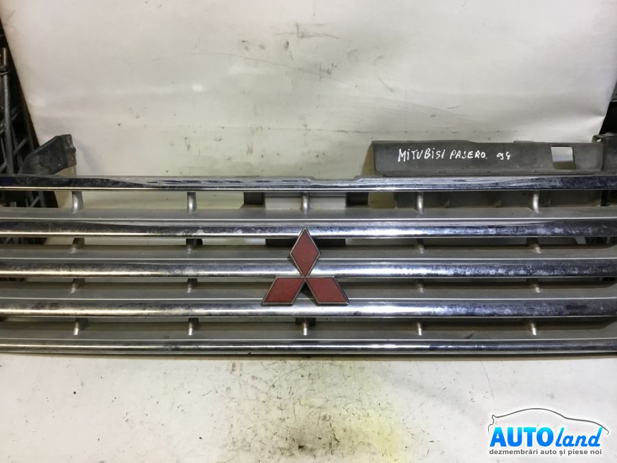 Grila Intre Faruri MITSUBISHI PAJERO II (V2_W,V4_W) 1990-2000 Cod MB669571 