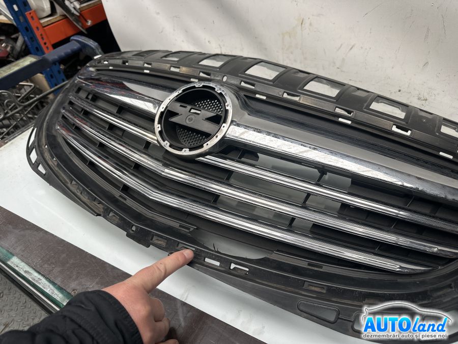 Grila Intre Faruri OPEL INSIGNIA 2008-2025 Cod 22895146 
