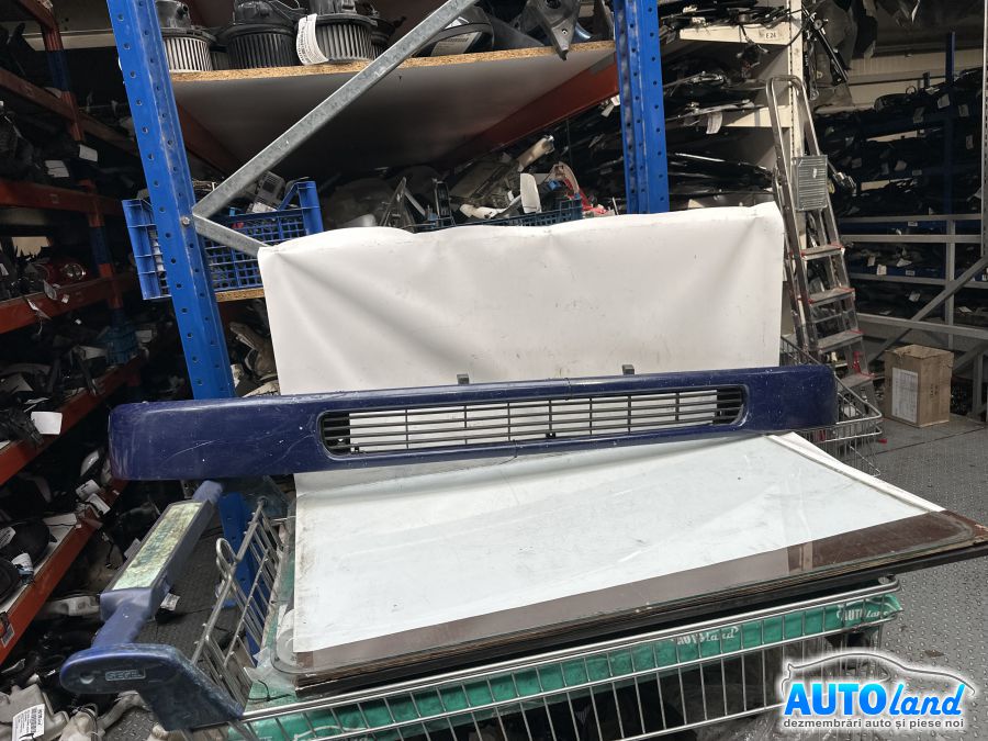 Grila Intre Faruri VOLKSWAGEN TRANSPORTER IV bus (70XB,70XC,7DB,7DW) 1990-2003 Cod 7D0853654 