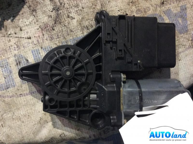 Motoras Macara VOLKSWAGEN PASSAT (3B2) 1996-2000 Cod 0130821697 